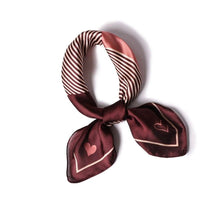 Load image into Gallery viewer, Grand foulard satiné chic 70x70cm 4 saisons - POPMYCURLS BOX PARIS