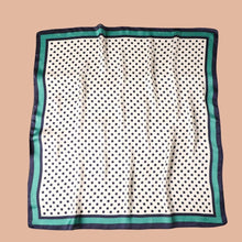 Charger l'image dans la galerie, Grand foulard satiné chic 70x70cm 4 saisons - POPMYCURLS BOX PARIS